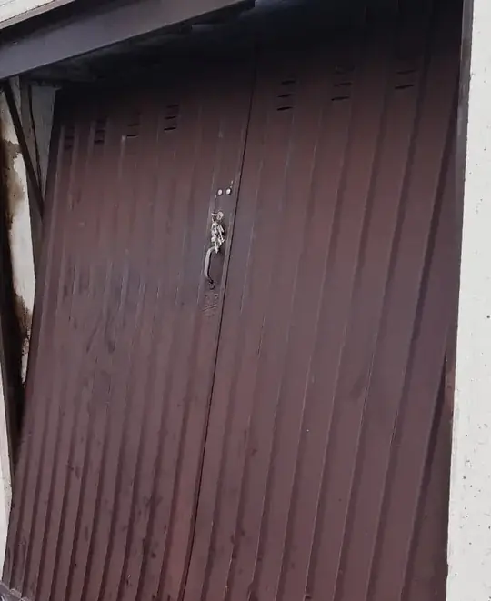 Porta basculante di un garage uscita dalle guide – Bologna