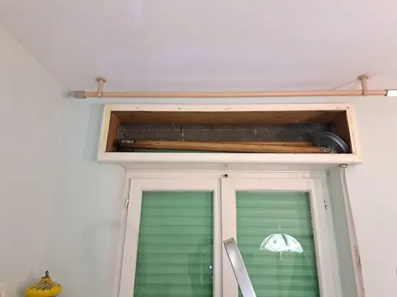 Cassonetto di una tapparella aperto sopra la finestra – Bologna