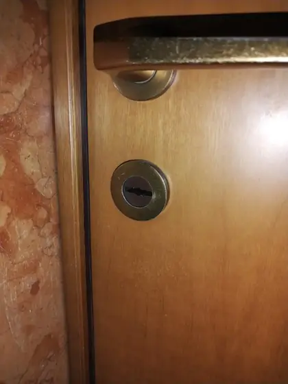 Bocchetta con cilindro di sicurezza su porta in legno – Argelato