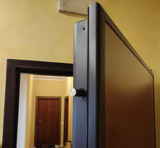 Deviatore superiore di una porta blindata – Bologna