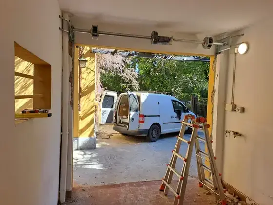 Albero con molle di un portone sezionale da garage in fase di montaggio – Bologna