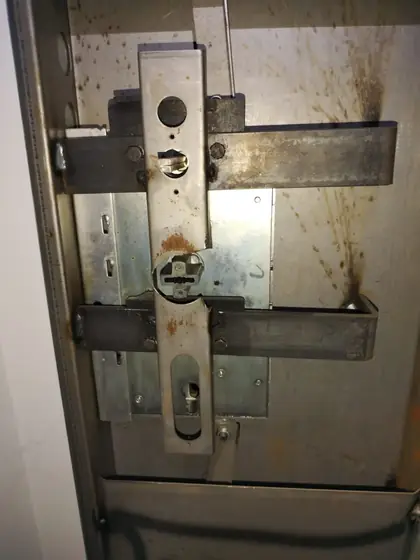 Meccanismo interno della serratura di una porta blindata – Bologna
