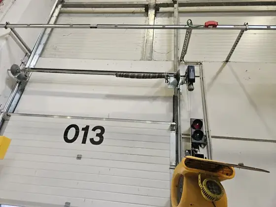 Molla a torsione e motore sopra un portone sezionale – Bologna
