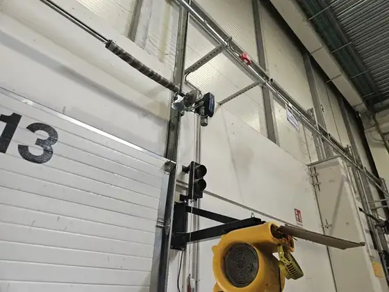 Motore laterale di un portone sezionale industriale – Bologna