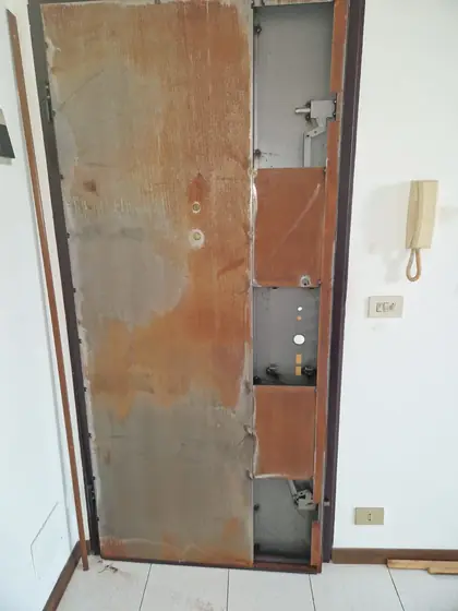 Porta blindata con pannello interno smontato – Colli Bologna