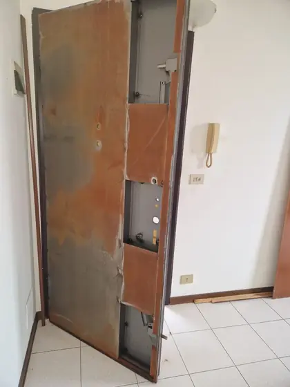 Struttura in acciaio di una porta blindata senza pannello – Bologna