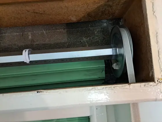 Rullo ottagonale in acciaio nuovo montato in un cassonetto – Bologna