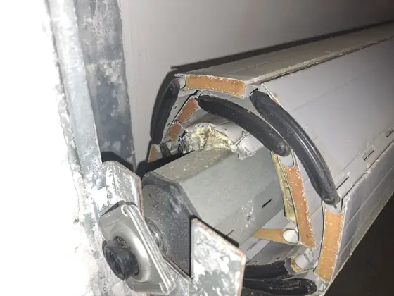 Telo di tapparella coibentata avvolto sul rullo con stecche danneggiate – Bologna